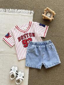 SHEIN Playful Pals Bộ áo khoác bóng chày tay ngắn màu trắng và quần jean xanh nhạt thời trang cho bé trai, áo sweatshirt bóng chày tay ngắn màu trắng với họa tiết hoa xanh và logo màu xanh hải quân, chất liệu mềm mại, thoải mái, dễ thương, phong cách thể thao ngoài trời phù hợp cho các hoạt động dã ngoại mùa xuân hè, vui chơi ngoài trời, kỳ nghỉ và mặc hàng ngày. - Nhiều màu - Xem 4