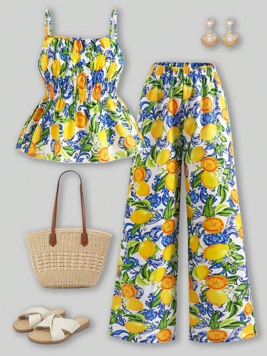 SHEIN Bộ đồ thời trang thường ngày cho bé gái lớn, áo hai dây vải dệt họa tiết chanh vàng in kỹ thuật số kết hợp với quần ống đứng họa tiết chanh vàng in kỹ thuật số, bộ 2 món, chất liệu mềm mại và thoải mái, kiểu dáng dễ thương và đơn giản, phù hợp cho bé gái tuổi teen mặc thường ngày, đi học, đi chơi, nghỉ lễ vào mùa xuân và mùa hè.