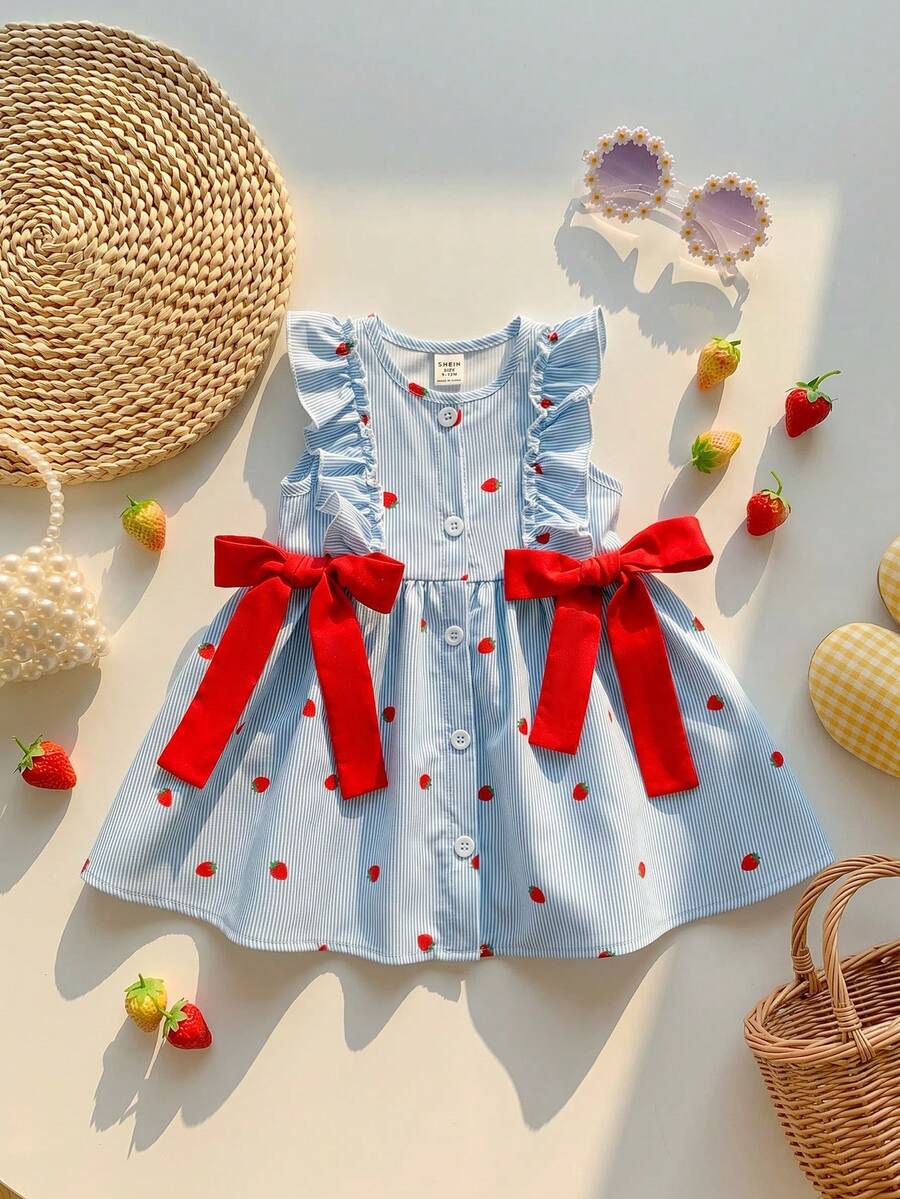 SHEIN 新生女宝宝可爱休闲舒适条纹草莓图案荷叶边蝴蝶结连衣裙 - 藍色 - 查看 1