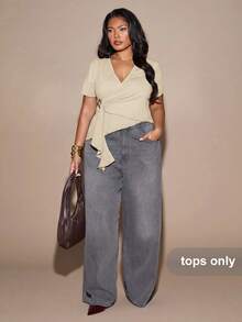 SHEIN BAE 大码女式V领短袖咖啡棕色金属扣装饰修身T恤 - 白色 - 查看 4