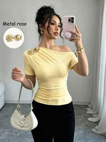 Rafferiza 女款優雅不對稱領口 3D玫瑰金屬扣飾短袖T恤 - 黃色 - 查看 3