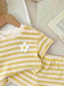 SHEIN LMoss Kids 2 pièces Ensemble t-shirt à manches courtes col rond et short imprimé rayures pour bébé fille, tenue d'été décontractée - Jaune citron - Voir 5