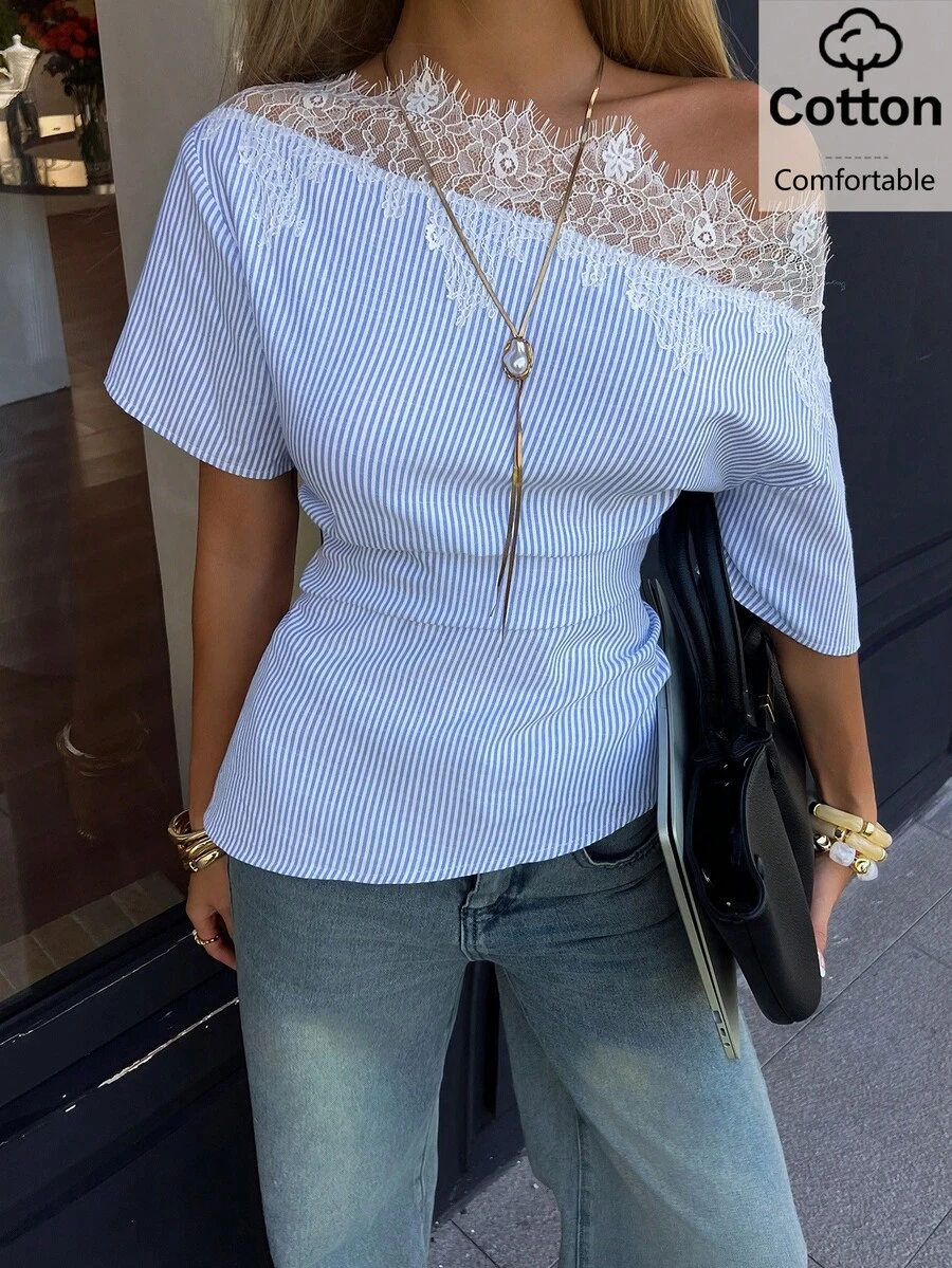 Siren Gaze Blusa de satén con parches de encaje y cuello asimétrico para hombros - Azul y blanco - Ver 1