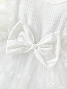 SHEIN Neugeborene Baby Mädchen Sommer weiß süße Prinzessin Stil Spitze Schleife Blumen Stickerei ärmellos Bodysuit Kleid, locker gerüschte Version, geeignet für tägliche Ausflüge, Freizeitreisen, Familienfeiern, 100-Tage-Geburtstagsfeiern und Fotosessions, Baby Mädchen Kleid Bodysuit, Baby Mädchen Sommerkleid, Neugeborene Baby Bodysuit, Neugeborene Bodysuit, Baby Mädchen Bodysuit, Unisex Baby Kleidung, Neutrale Baby Kleidung, Baby Mädchen Kleidung, Taufkleider für Mädchen - Weiss - Übersicht 4
