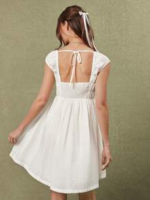 WESTFADE Đầm babydoll mini dáng xòe, cổ vuông nhún bèo, cài cúc phía trước, tay ngắn, thắt nơ sau lưng, viền ren. - trắng - Xem 2