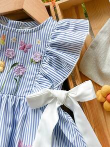 女宝宝夏季度假蓝白条纹可爱3D花卉图案圆领荷叶边蝴蝶结休闲连衣裙，柔软舒适，蕾丝面料，波点设计，蝴蝶结装饰，适合夏季穿着，可作沙滩装、毕业礼服等。 - 藍色 - 查看 4