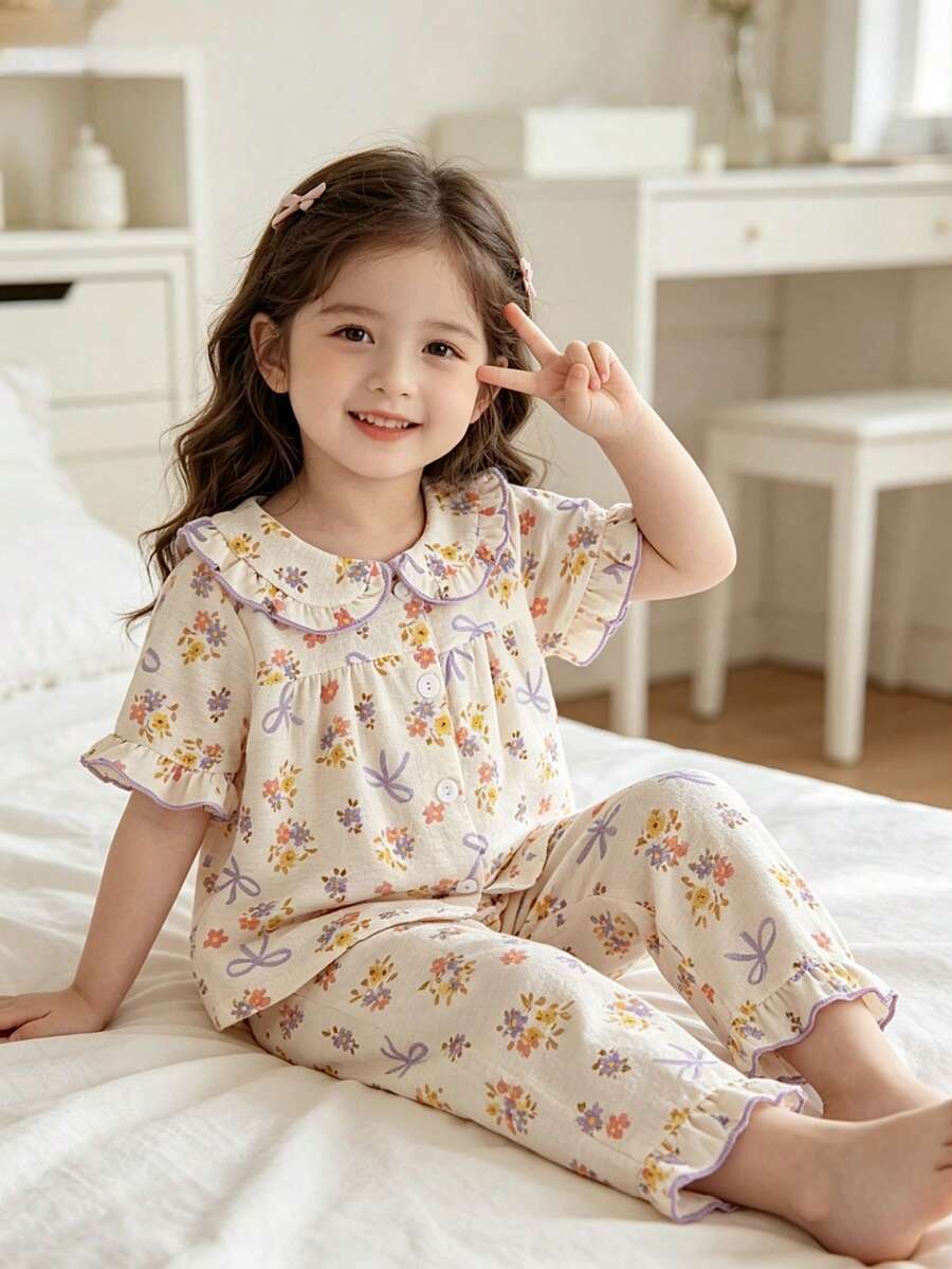 Genkimix Kids Bộ đồ ngủ cho bé gái, thoải mái và thời trang với họa tiết hoa và viền bèo nhún, gồm áo tay ngắn và quần dài, bộ đồ mặc nhà 2 mảnh. - Màu be - Xem 1