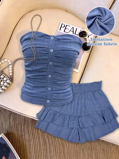 GlowEve Bộ đồ 2 món gồm áo ống nhún bèo cài cúc hiệu ứng denim và quần short xếp tầng viền bèo nhún dành cho nữ.