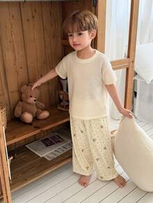 Bộ đồ ngủ cho bé trai gồm áo thun rộng rãi và quần dài in họa tiết. - Màu be - Xem 4
