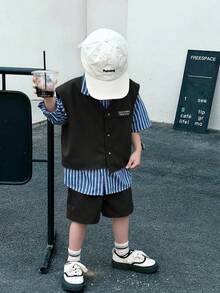 SHEIN 3件套儿童休闲韩版无袖背心（带口袋）、条纹短袖T恤和短裤，适合开学第一天、校服、圆领卫衣、学生服装、男童套装、幼儿男童服装，适合日常穿着、上学、外出、运动、春夏穿着。 - 黑色 - 查看 7