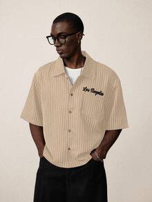 STYNVO Kemeja Lengan Pendek Kasual Pria dengan Bordir Huruf dan Motif Garis-garis - Khaki - View 2
