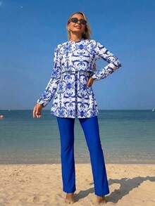 Swim Mulvari Ensemble bikini 2 pièces bleu et blanc pour femmes, Top à manches longues avec imprimé vintage en porcelaine bleu et blanc assorti à un pantalon de couleur unie, protection de la peau pour l'été, col montant avec fermeture éclair, style méditerranéen de luxe, élégant et sophistiqué pour adulte, ambiance décontractée de villégiature, plage et île - Bleu et Blanc - Voir 3