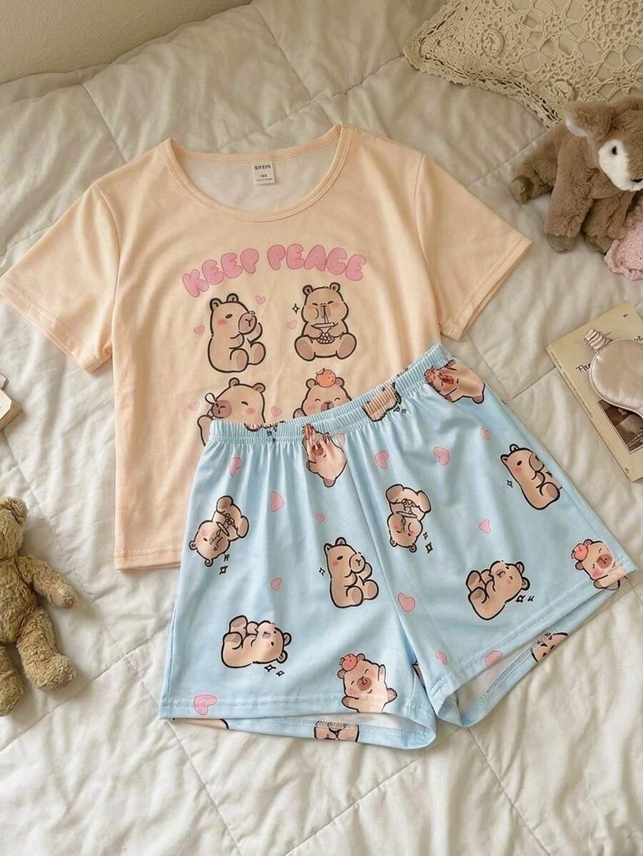 SHEIN GraphicGems 两件套女童家居服，圆领短袖短裤，夏季清新淡雅的黄色和浅蓝色可爱卡通动物水豚字母印花，休闲家居服，柔软针织面料，舒适透气，时尚别致，现代潮流，高品质睡衣套装，适合日常穿着。 - 彩色 - 查看 1