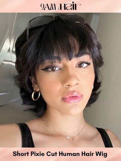 Tóc giả ngắn kiểu pixie thời thượng, làm từ tóc thật, độ dày 150%, kiểu sóng xoăn, được làm hoàn toàn bằng máy, màu đen tự nhiên, không keo, không ren, tóc giả xoăn thẳng tự nhiên có mái, phù hợp cho nữ sử dụng hàng ngày và dịp lễ.