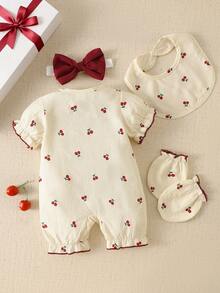 SHEIN Bộ 4 món: Bộ đồ mùa hè ngọt ngào và dễ thương dành cho bé gái với họa tiết quả anh đào, cổ tròn, mở phía trước, tay phồng và nơ; bao gồm băng đô nơ đỏ phối màu, găng tay và yếm - hoàn hảo cho những chuyến đi chơi hàng ngày. - Màu be - Xem 2