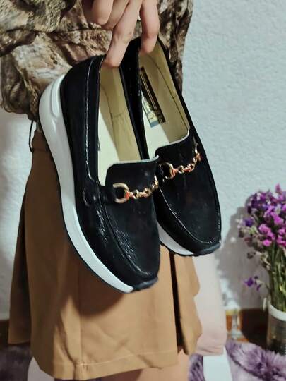 Mocasines femeninos FORRO DE PIEL disponibles en dos colores: azul marino y negro, con herraje dorado. Confeccionados en materiales de alta calidad durabilidad y máximo confort .El diseño clásico y versátil de estos mocasines los hace ideales tanto para looks formales como casuales, y se pueden combinar fácilmente con pantalones, faldas o vestidos. aporta un toque sofisticado ,tradicional ,llamativo y cómodo, estos mocasines serán el complemento perfecto para tu guardarropa .