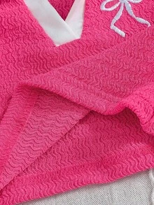 SHEIN Playful Pals 2件組女嬰粉色夏季可愛度假風領口無袖蝴蝶結刺繡桃紅色V領背心彈性腰淺藍色短褲休閒套裝 - 玫紅色 - 查看 6