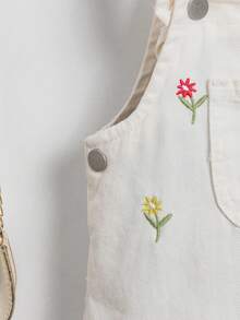 SHEIN Vintaside Kids 女童牛仔背带裙，夏季新品，甜美可爱风格，浅色水洗牛仔布搭配花卉刺绣和荷叶边肩带，休闲百搭，适合夏季度假、日常出行、上学、聚会、户外活动等各种场合，夏季牛仔背带裙 - 米色 - 查看 8