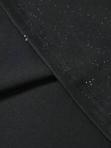 Manfinity X 黑色星系泼墨“纽约 96”哥特字体T恤 | 星夜斑点工艺 | 复古棒球号码印花 | 超宽松嘻哈版型 | 银色压纹高级面料 | 美式街头风格 | 男女情侣装，男士字母印花短袖宽松金属色T恤 - 黑色 - 查看 3