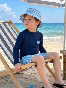 SHEIN Conjunto de traje de baño de protección solar con camiseta de manga larga a cuadros de estilo fashionable para niños pequeños/niños jóvenes, adecuado para la playa, la natación y el surf - Azul - Ver 8