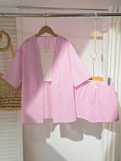 SHEIN Bộ 3 món: 1 áo sơ mi dài tay kẻ sọc hồng, 1 áo hai dây trắng ôm sát và 1 quần short kẻ sọc cạp chun. Bộ 3 món kẻ sọc hồng giản dị này rất phù hợp để mặc hàng ngày hoặc đi nghỉ hè, thích hợp cho các bạn nữ.