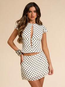 Conjunto de 2 piezas con blusa de gasa con estampado de lunares y botones en la cintura, y minifalda ajustada, adecuado para citas, vacaciones y fiestas - Blanco - Ver 5