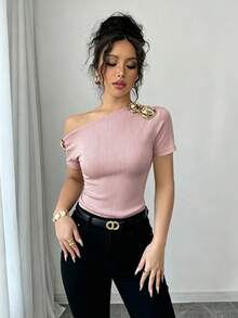 Rafferiza Áo thun ngắn tay nữ thanh lịch cổ lệch, đính cúc kim loại 3D màu vàng hồng. - Hồng - Xem 5