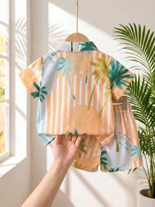 SHEIN Bộ đồ 2 món cho bé trai, áo thun ngắn tay dệt kim thoải mái, họa tiết cây cọ trên nền màu sáng, kết hợp với các màu xanh nhạt, vàng nhạt, trắng tươi mát, tạo nên không khí biển nhiệt đới sống động. Quần short cùng màu sáng, dáng rộng, thiết kế lưng thun, thích hợp cho các dịp xuân/hè như đi nghỉ mát, mặc hàng ngày. - trắng - Xem 2