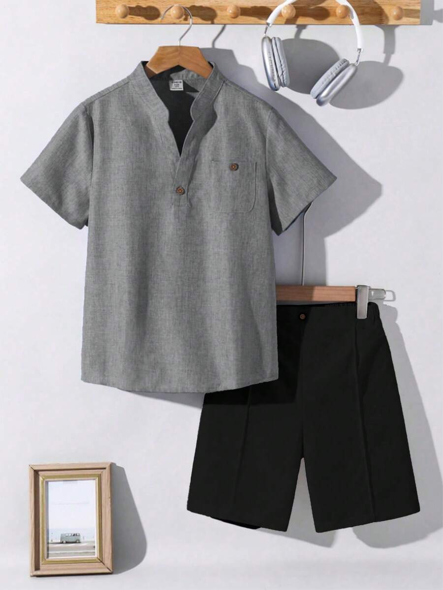 SHEIN 青少年男童休闲V领短袖衬衫短裤套装,舒适时尚,百搭实用,面料柔软,适合日常穿着、上学、郊游、音乐节、假期、海滩度假、夏季等场合。 - 灰色 - 查看 1