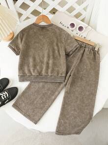 SHEIN Playful Pals 2026新款少女牛仔套装，夏季时尚休闲风。棕色水洗雪花纹理，可爱英文刺绣，松紧腰带，宽松直筒版型，柔软轻盈的牛仔面料，舒适亲肤，时尚女孩必备单品，简约休闲，适合夏季日常穿着、拍照、外出、派对、音乐节、度假等场合。 - 棕色 - 查看 3