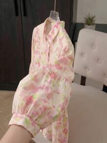 Divinelle Áo sơ mi nữ dáng xòe in họa tiết thực vật ngọt ngào, cổ nhọn, cài cúc phía trước, tay xếp tầng, kiểu dáng cơ bản giúp định hình vòng eo, thích hợp mặc đi làm hàng ngày vào mùa xuân hè. - Hồng - Xem 4