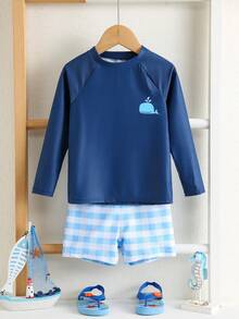SHEIN Conjunto de traje de baño de protección solar con camiseta de manga larga a cuadros de estilo fashionable para niños pequeños/niños jóvenes, adecuado para la playa, la natación y el surf - Azul - Ver 4