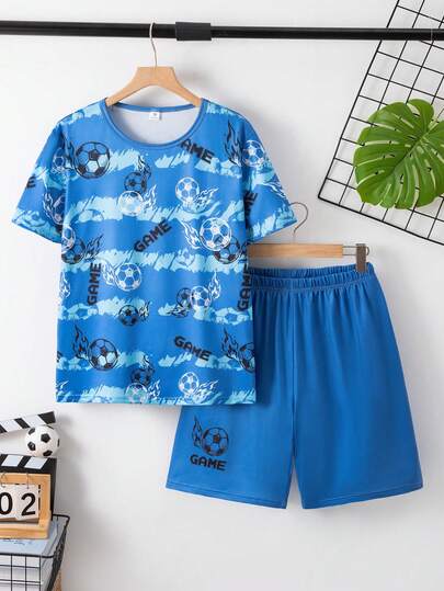 Bộ đồ ngủ 2 món cho bé trai tuổi teen, gồm áo thun ngắn tay và quần short in hình bóng đá, kiểu dáng thoải mái và giản dị, thích hợp mặc ở nhà vào mùa hè.
