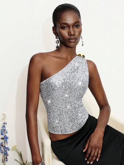 Aveloria Modichic Áo croptop hở vai đính sequin bạc, thiết kế nhún bèo tự nhiên, điểm nhấn là khóa kim loại bất đối xứng, phong cách thời trang năng động, gợi cảm, thích hợp cho các bữa tiệc, tiệc tùng, hoặc các lễ hội âm nhạc punk, với kiểu dáng tối giản, thanh lịch.