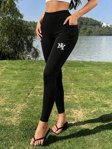 Modelyn 黑色弹力修身纽约印花口袋休闲打底裤（女款） - 黑色 - 查看 4