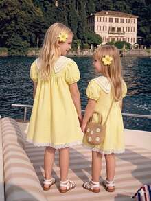 Elladie kids 1 chiếc đầm hè mới cho bé gái, cổ Peter Pan ren, viền hoa, cài nút phía sau, vải kẻ caro vàng, tay cánh hoa, viền ren, kiểu dáng đơn giản, đa năng, thích hợp cho kỳ nghỉ ở vùng quê. - Màu vàng - Xem 4