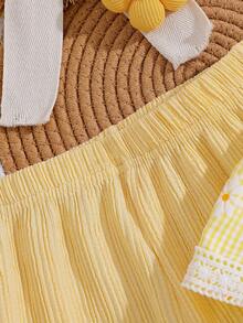 SHEIN Playful Pals 女童夏季套裝可愛雛菊格紋無袖上衣 & 白色蕾絲飾邊寬腿褲 清新度假風輕盈舒適 2件組 - 黃色 - 查看 4