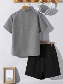 SHEIN 青少年男童休闲V领短袖衬衫短裤套装，舒适时尚，百搭实用，面料柔软，适合日常穿着、上学、郊游、音乐节、假期、海滩度假、夏季等场合。 - 灰色 - 查看 2