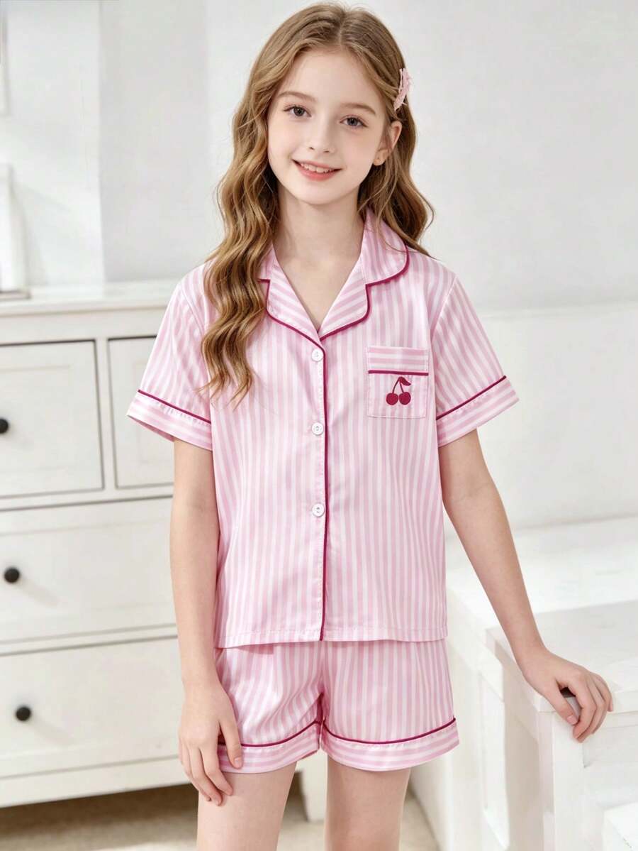 Elladie kids 女童经典条纹仿丝开衫，樱花刺绣口袋，搭配粉白条纹短裤，家居服套装 - 粉色 - 查看 1
