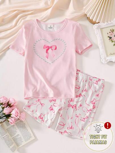 Bộ đồ ngủ 2 món cho bé gái tuổi teen, ôm sát, in hình trái tim và bướm màu hồng ngọc trai, chất liệu co giãn, cổ tròn, tay ngắn và quần short.