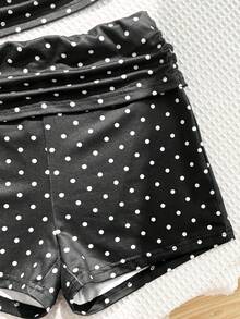 SHEIN Phong cách thường ngày cho bé gái tuổi teen: Áo hai dây chấm bi nhún bèo phối cùng quần short skinny lửng cạp nhún. - Đen và trắng - Xem 3