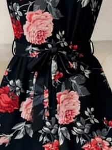 SHEIN Franclia Bộ áo liền quần mùa hè in hoa cho nữ, thiết kế ống rộng, thắt eo, thanh lịch và thời trang; Áo liền quần in họa tiết lá; Áo liền quần ống rộng thanh lịch cho nữ; Áo liền quần in hoa thanh lịch cho nữ; Áo liền quần in hoa không dây vai - màu đen - Xem 4