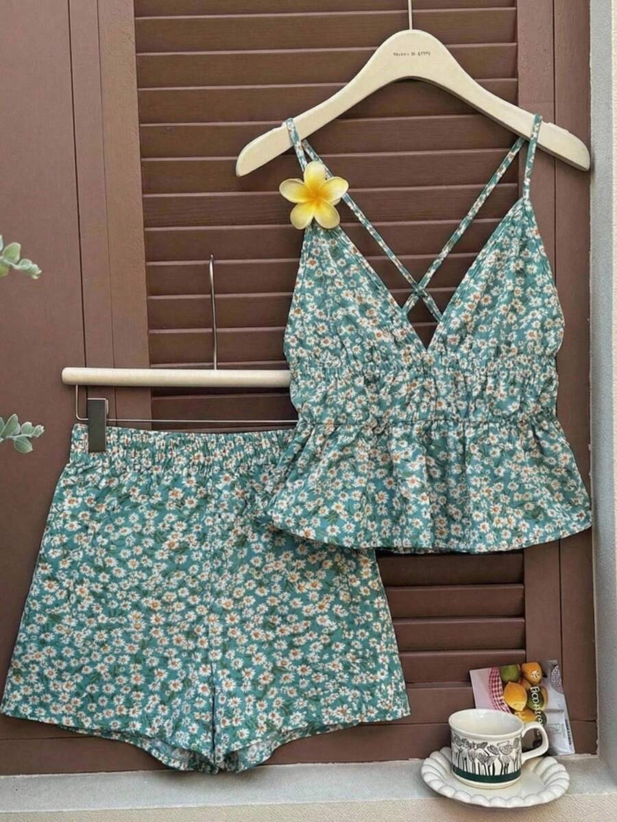 SHEIN EZwear Bộ đồ đi nghỉ mát dành cho nữ: áo hai dây và quần short họa tiết hoa nhí màu xanh lá cây. - màu xanh lá - Xem 1
