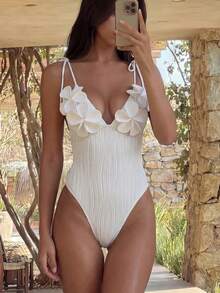 SHEIN Swim Traje de baño de una pieza de punto texturizado elegante y sexy con flores 3D hechas a mano, adecuado para la playa, la piscina, Año Nuevo, fiestas navideñas, primavera/verano - Blanco - Ver 2