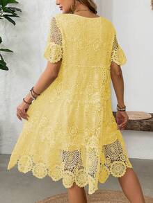 Vestido informal hasta la pantorrilla con encaje para vacaciones, diseño calado en forma de pastel para mujeres - Amarillo - Ver 2