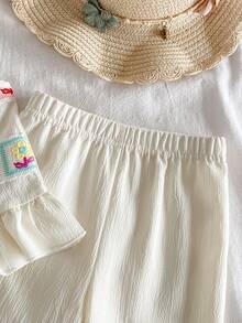 SHEIN Vintaside Kids 2件組女嬰白色夏季可愛度假風紋理布料鉤編花卉圖案上衣與褲子套裝，優雅韓風女嬰套裝 - 杏色 - 查看 5