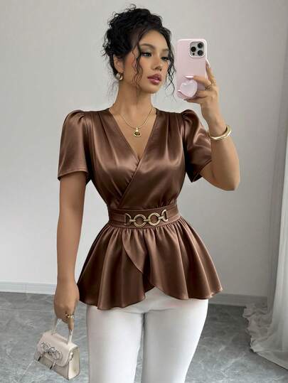 Elenzga Nouvelle chemise pour femmes en tissu tissé à col en V avec manches à volants, boutons de décoration de la taille, ourlet croisé avec design à volants, blouse élégante et polyvalente à coupe slim