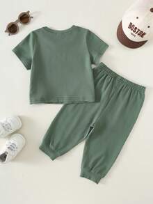 SHEIN Bộ đồ đôi unisex cho bé trai/bé gái, 100% cotton, họa tiết dập nổi 3D, thích hợp mặc mùa xuân/hè, gồm áo thun ngắn tay và quần, bộ quần áo mùa hè cho bé trai. - Màu xanh lá cây đậm - Xem 2