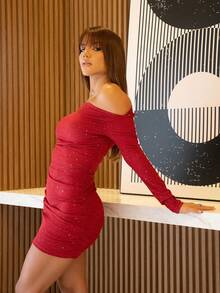 Hariany Almeida 女士新款不对称领口褶皱迷你连衣裙 - 酒紅色 - 查看 3