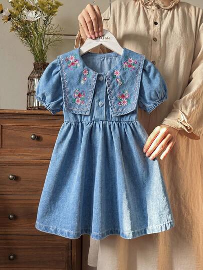 SHEIN Vintaside Kids 女婴夏季必备牛仔短袖连衣裙，浅蓝色百搭单品，藏蓝色领口饰以精致花卉刺绣，泡泡袖甜美可爱，A字廓形活泼舒适，适合日常外出或上学穿着，轻松打造活力四射的田园公主风。